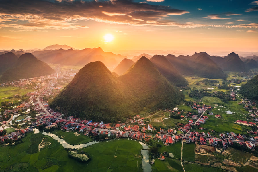 Espectacular paisaje de Yangshuo, China, con montañas kársticas, arrozales y un atardecer que convierte este destino en uno de los más visitados del país.