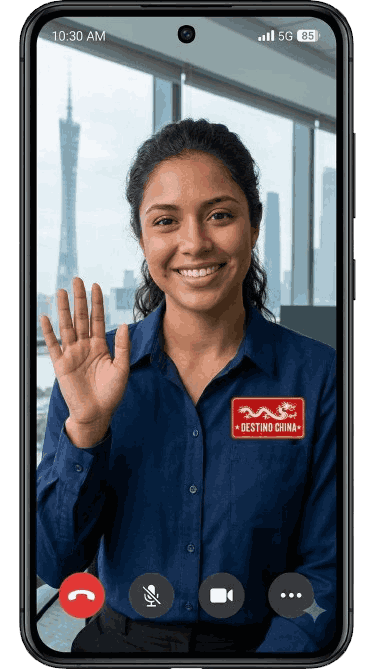 Captura de pantalla de videollamada con asesora latina de Destino China usando camisa corporativa con logo y saludando.