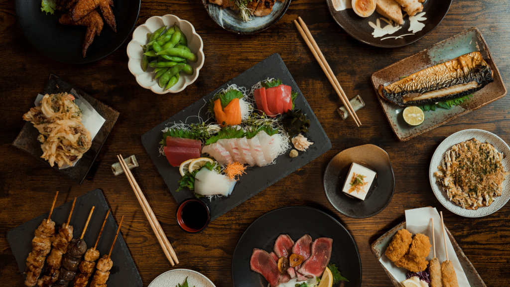 Selección de comida tradicional china con diferentes especialidades regionales, una experiencia gastronómica imprescindible al viajar a China.