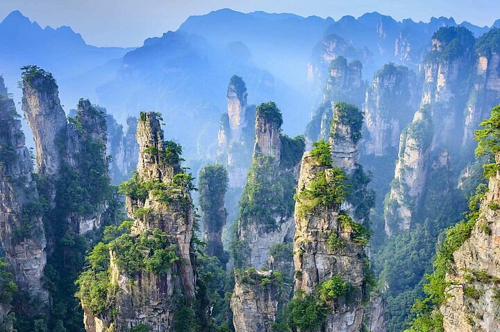 Paisaje del Parque Nacional de Zhangjiajie, uno de los lugares más impresionantes para visitar en China, famoso por sus montañas que inspiraron Avatar.
