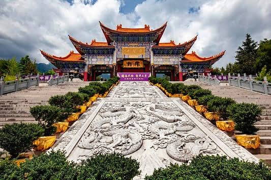Monasterio budista en la región de Cangshan, China, con arquitectura imperial, relieves de dragones y un entorno natural montañoso, un destino ideal para descubrir la historia, la espiritualidad y el patrimonio cultural durante un viaje por China. Dentro de los Viajes Exclusivos a China.